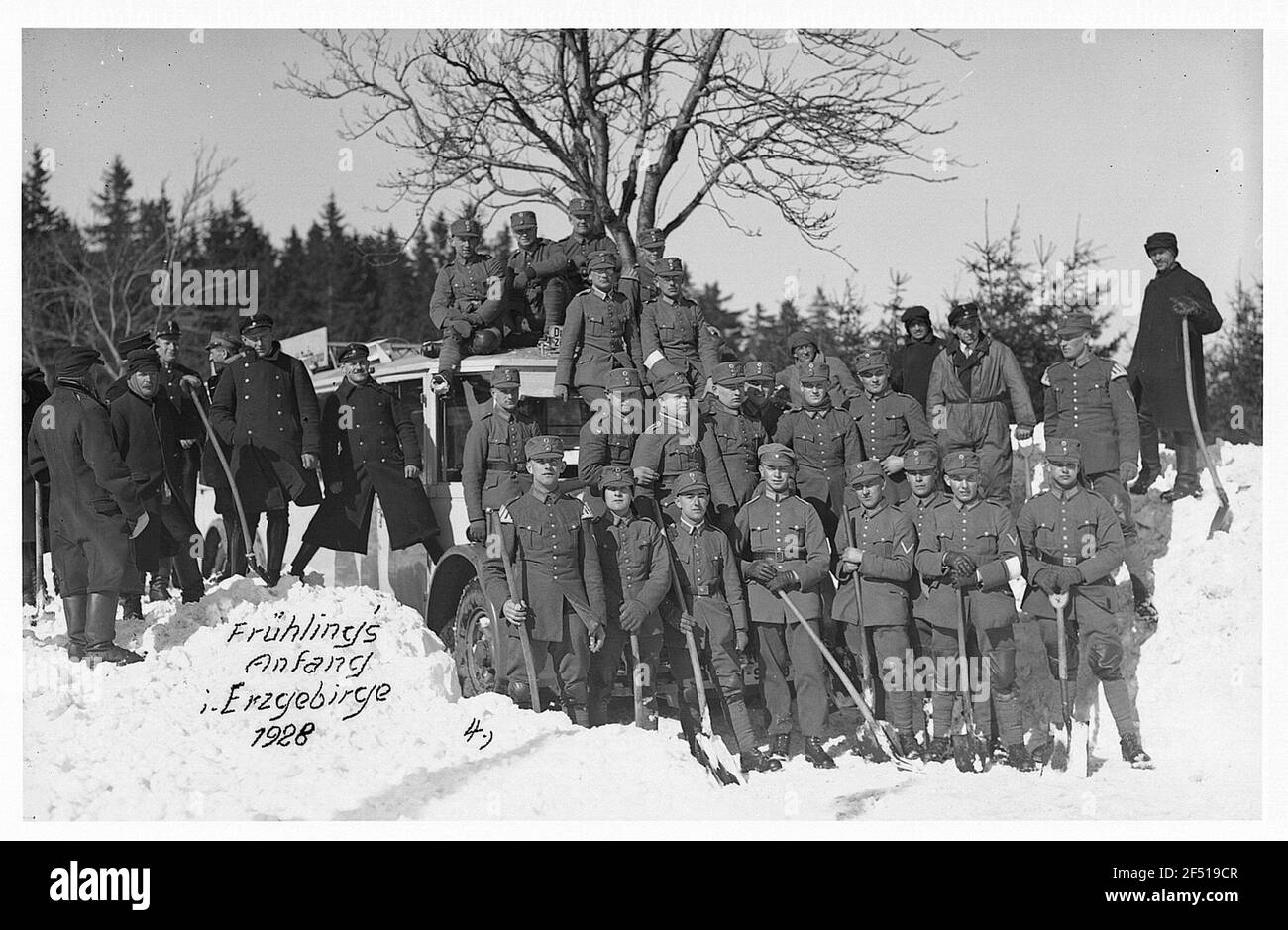 Brigata di uomini in uniforme con lame e veicolo durante Posti vacanti di neve nello Zdirge di Pasqua Foto Stock