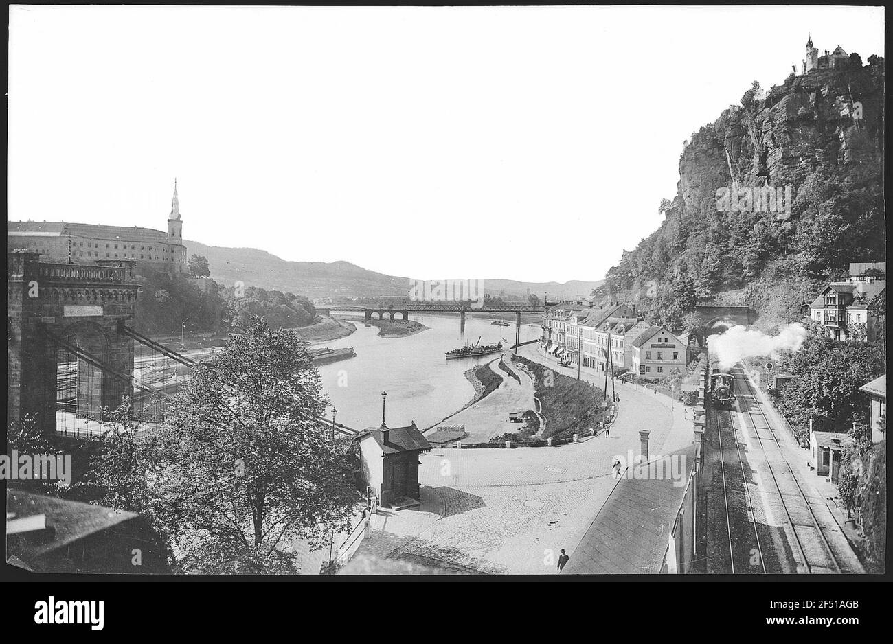Titschen. Vista sul Castello e Bodenbach con il muro del pastore e il tunnel ferroviario Foto Stock
