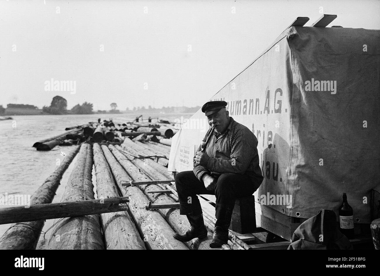 In piedi Flo? Sull'Elba a Gohlis. Fiori seduti di fronte al Flo? Zattera in piedi sull'Elba a Gohlis. Rafting seduto di fronte al pavimento zattera Foto Stock