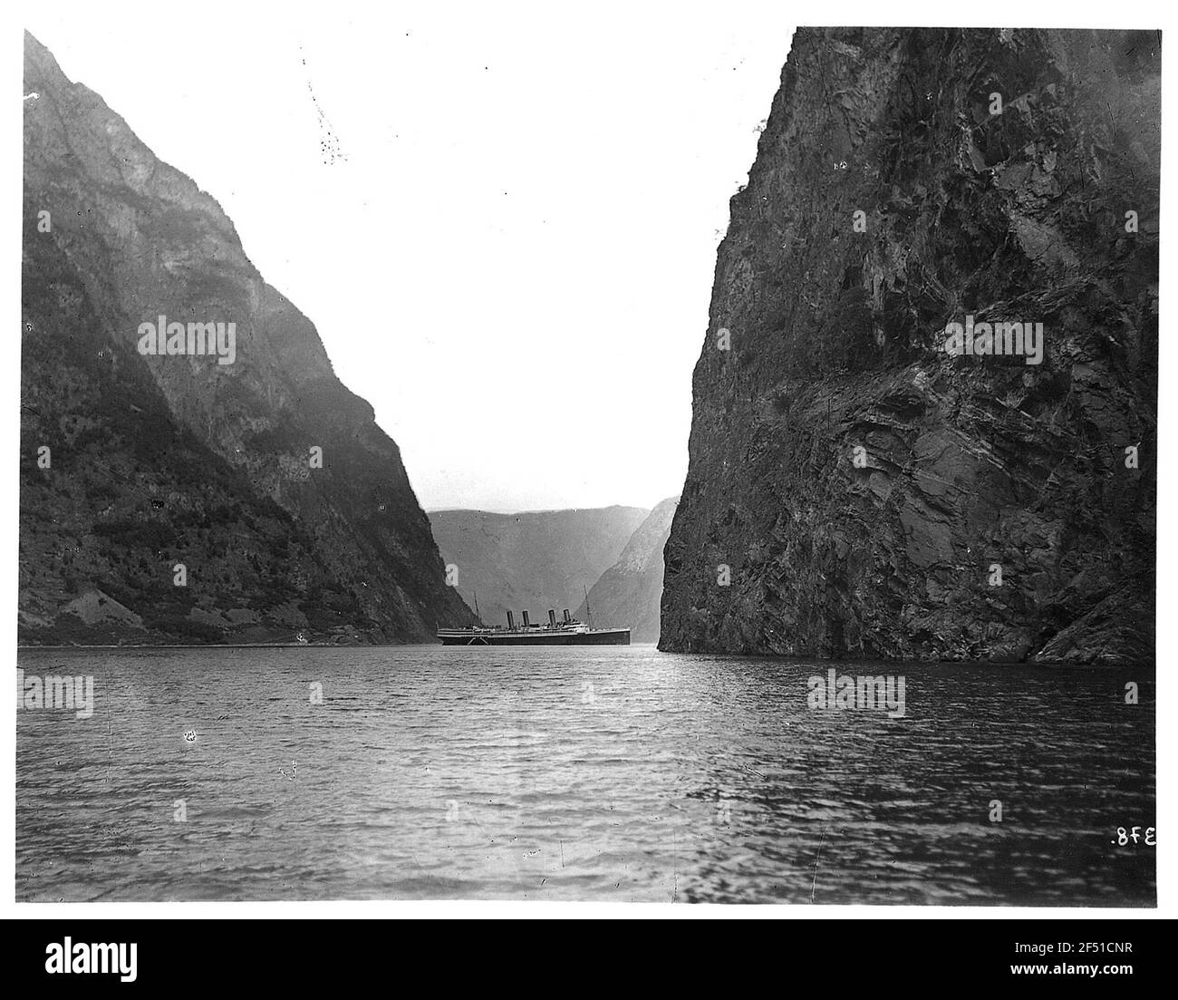 Vaporiera passeggeri in alto mare "Victoria Luise" durante la manovra di svolta Nel Naeroyfjord al suo estuario nel Aurlandsfjord (Braccio meridionale del Sognefjord) Foto Stock