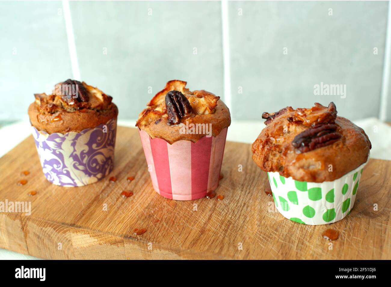 Primo piano con muffin alla cannella di mele fatti in casa, vegani e senza glutine con noci pecan. Foto Stock