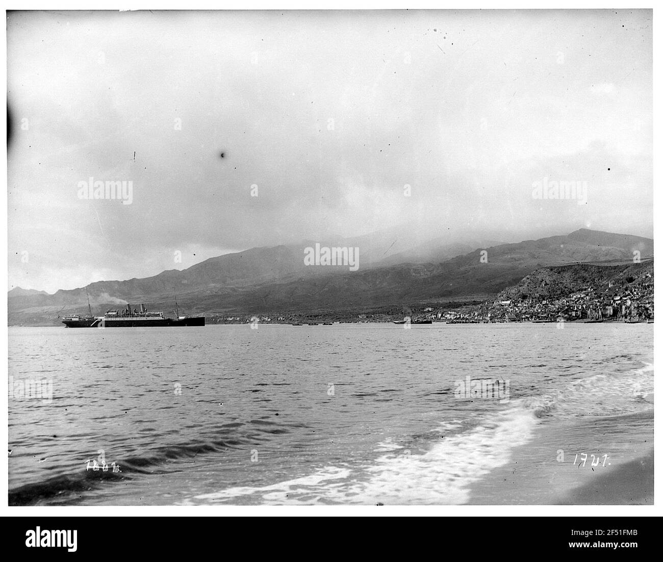 Lussuosi piroscelli a vapore di fronte alla costa di Kingston Foto Stock