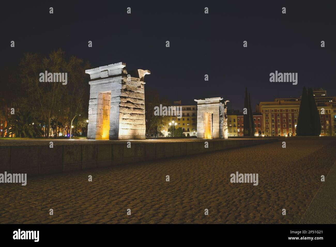 Madrid, Spagna 27 marzo 2019. Vista notturna del Tempio ricostruito di 'Debod', un tempio egiziano che era un dono dall'Egitto alla Spagna Foto Stock