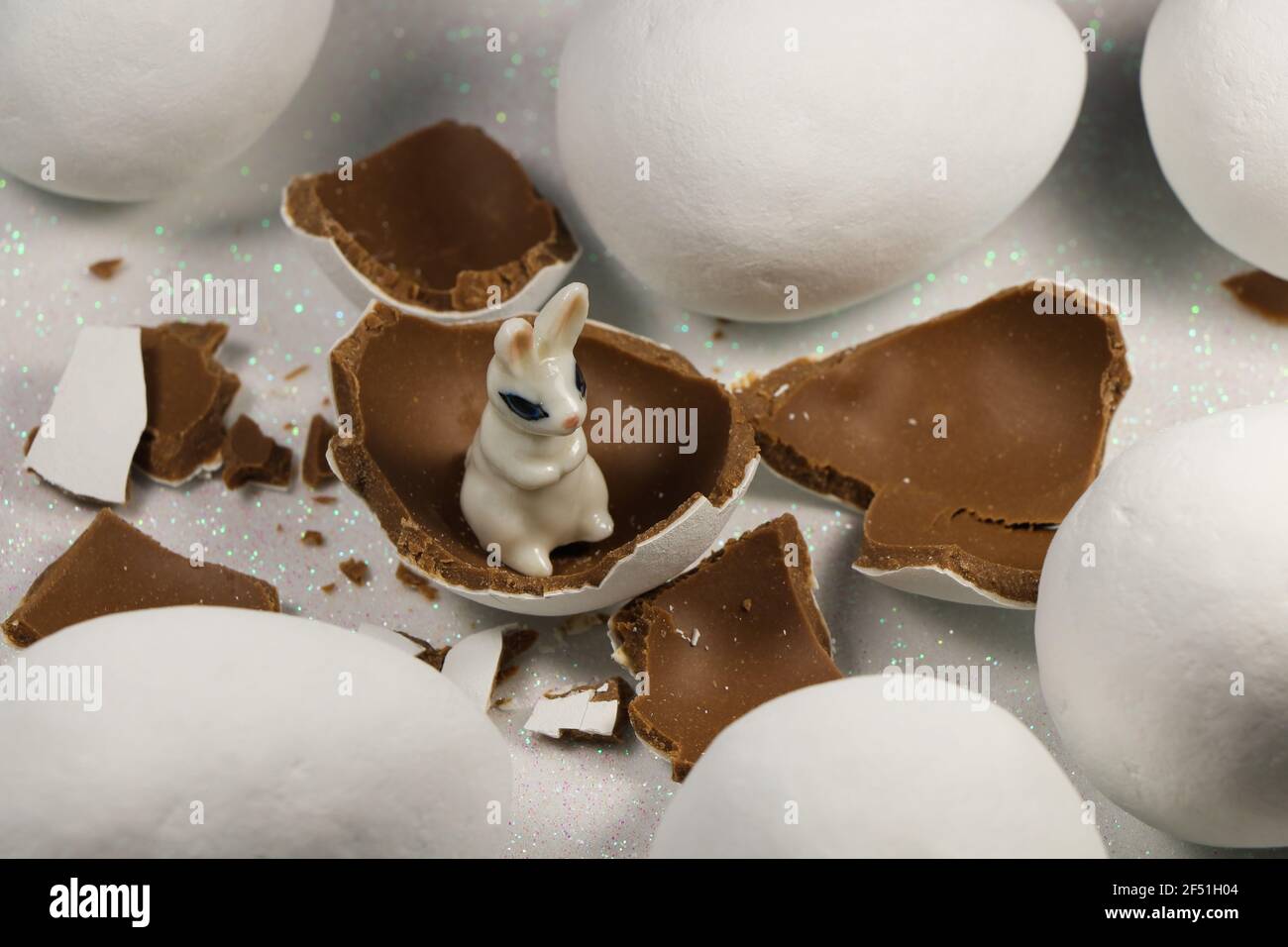 Coniglio bianco in cioccolato caramelle gusci di Pasqua Foto Stock