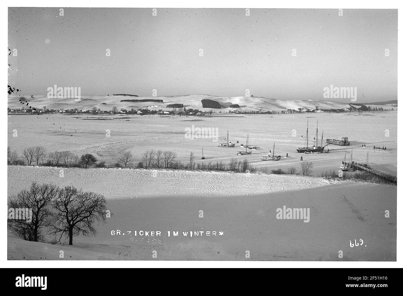 Groß Zicker. Vista sul lago ghiacciato Ziger con barche da pesca Foto Stock