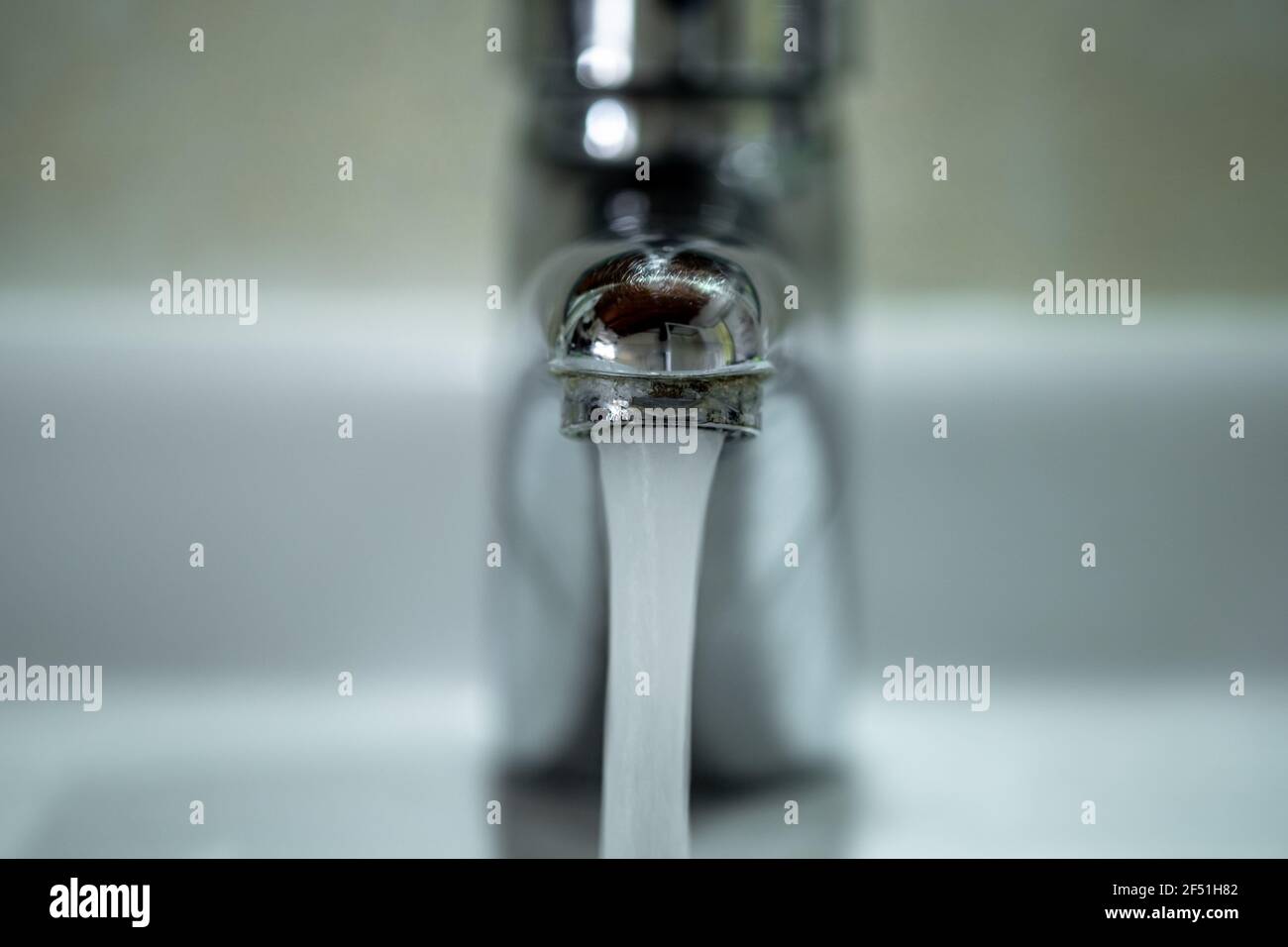 Acqua del rubinetto spreco di flusso, caduta di acqua potabile, conservazione di acqua pura Foto Stock