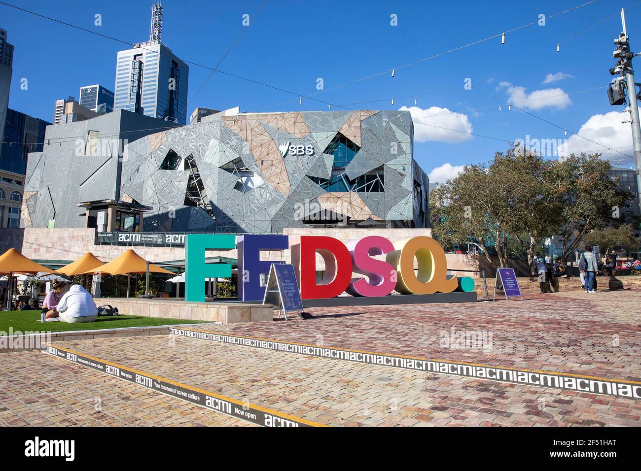 Centro della città di Melbourne Federation Square, quartiere artistico e culturale, Melbourne, Victoria, Australia Foto Stock