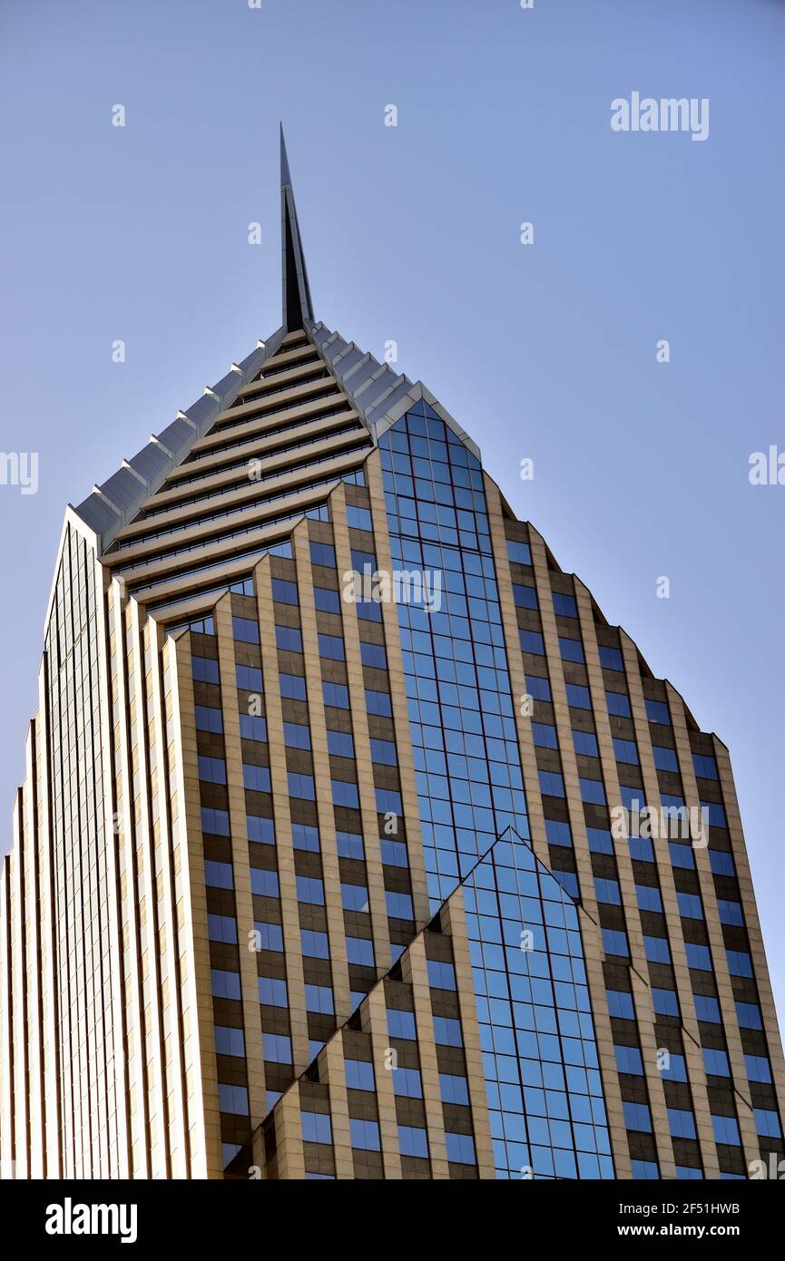 La cima di due Prudential Plaza a Chicago, un grattacielo a 64 piani costruito nel 1990. Foto Stock