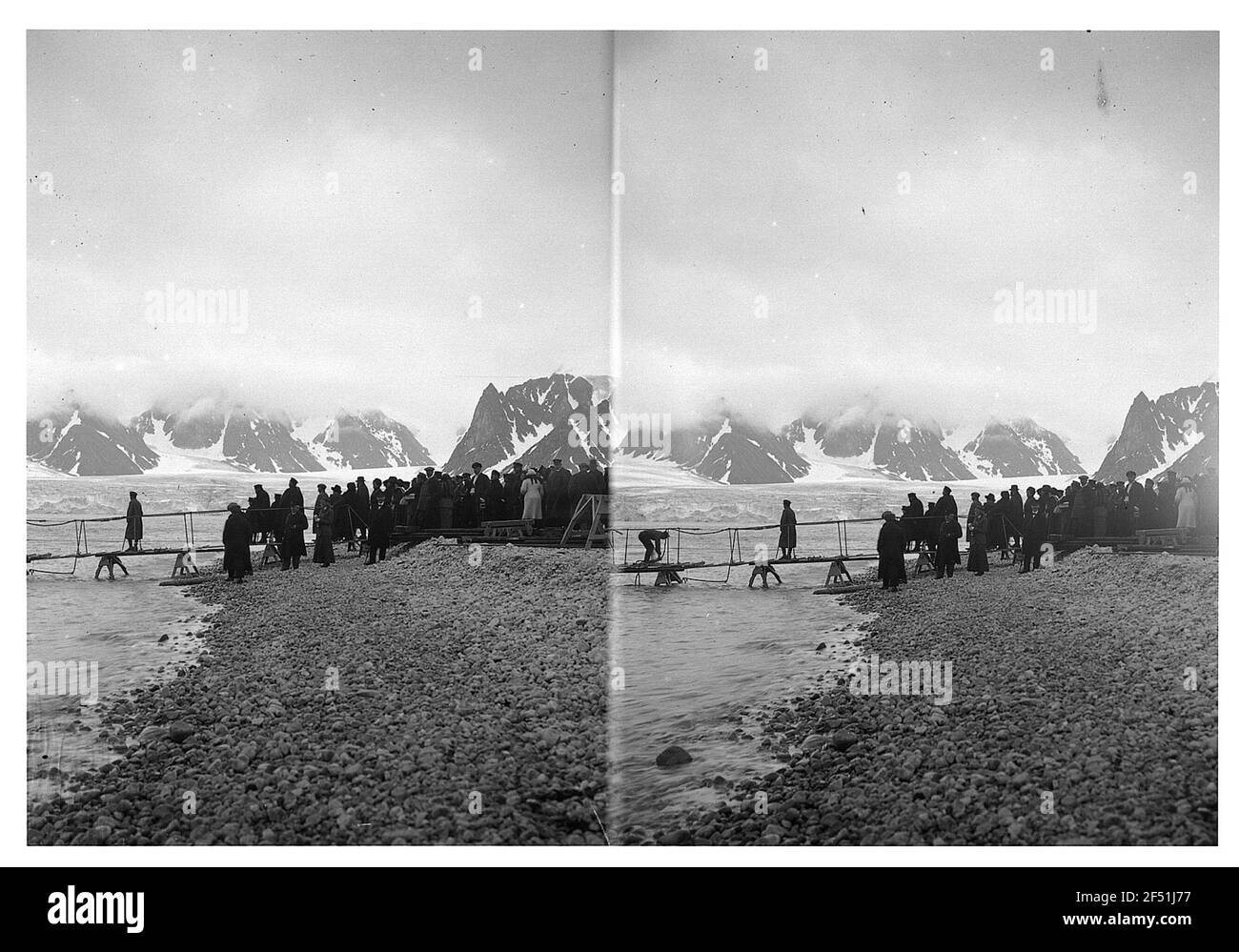 Spitzbergen (Norvegia). I turisti si introducono sul ponte di atterraggio nel Magdalenfjord ai battelli Foto Stock