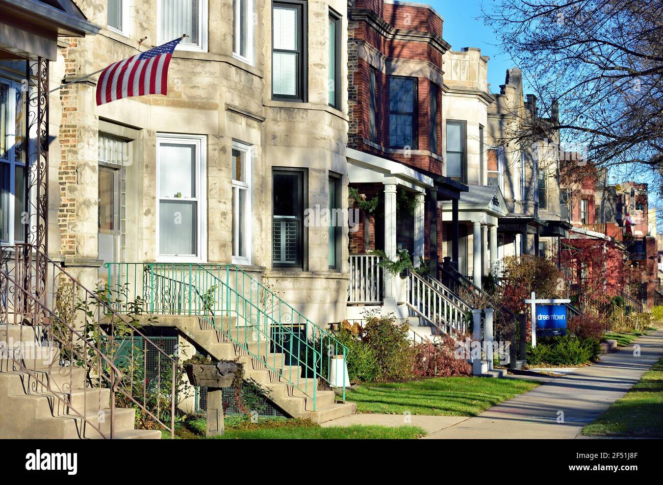 Chicago, Illinois, Stati Uniti. Una fila ordinata di case nel quartiere di Lincoln Square, sul lato nord-ovest della città. Foto Stock