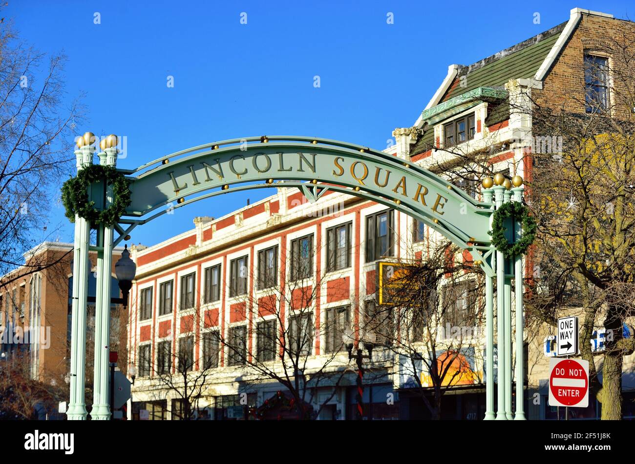 Chicago, Illinois, Stati Uniti. Il quartiere di Lincoln Square, il cui centro commerciale è scolpito da una ex zona trafficata di Lincoln Avenue. Foto Stock