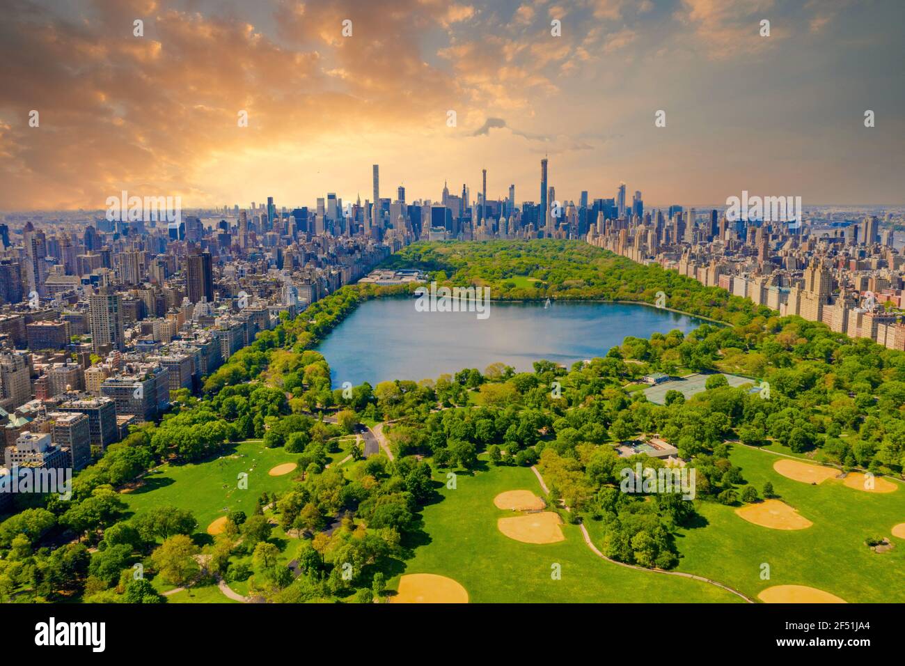 Vista aerea di Central Park, Manhattan, New York. Il parco è circondato da grattacieli. Foto Stock