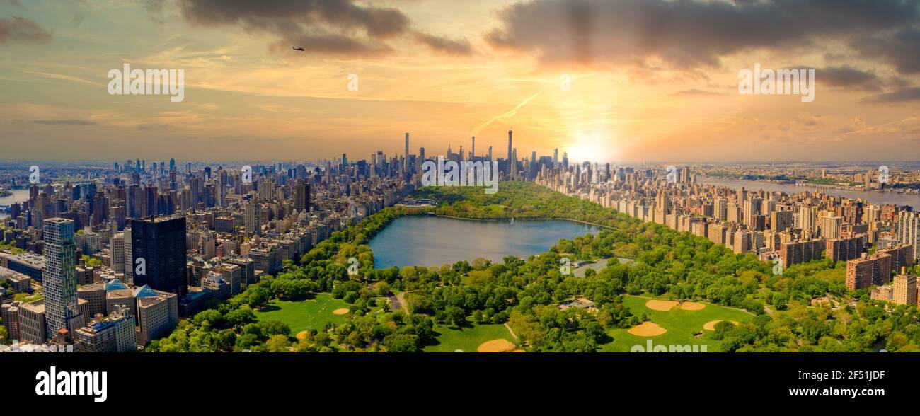 Vista aerea di Central Park, Manhattan, New York. Il parco è circondato da grattacieli. Foto Stock