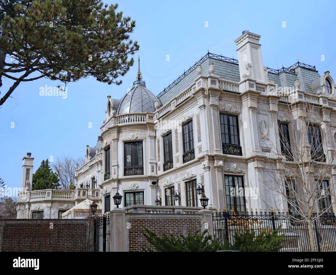 Toronto, Canada - 23 marzo 2021: Un palazzo nello stile di un castello francese barocco, noto per essere utilizzato nella serie televisiva "Riches to strags" Schitt's. Foto Stock