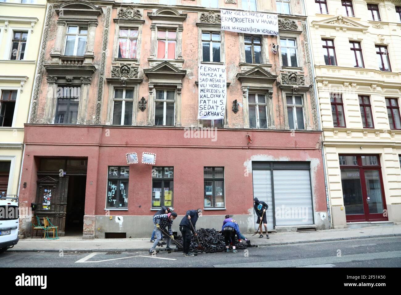 Die jungen Bewohner eines eines Gründerzeithauses schaufeln abgekippte Braunkohlebrichetts in den Kohlekeller des Hauses. Görlitz, 23.3.2021 Foto Stock