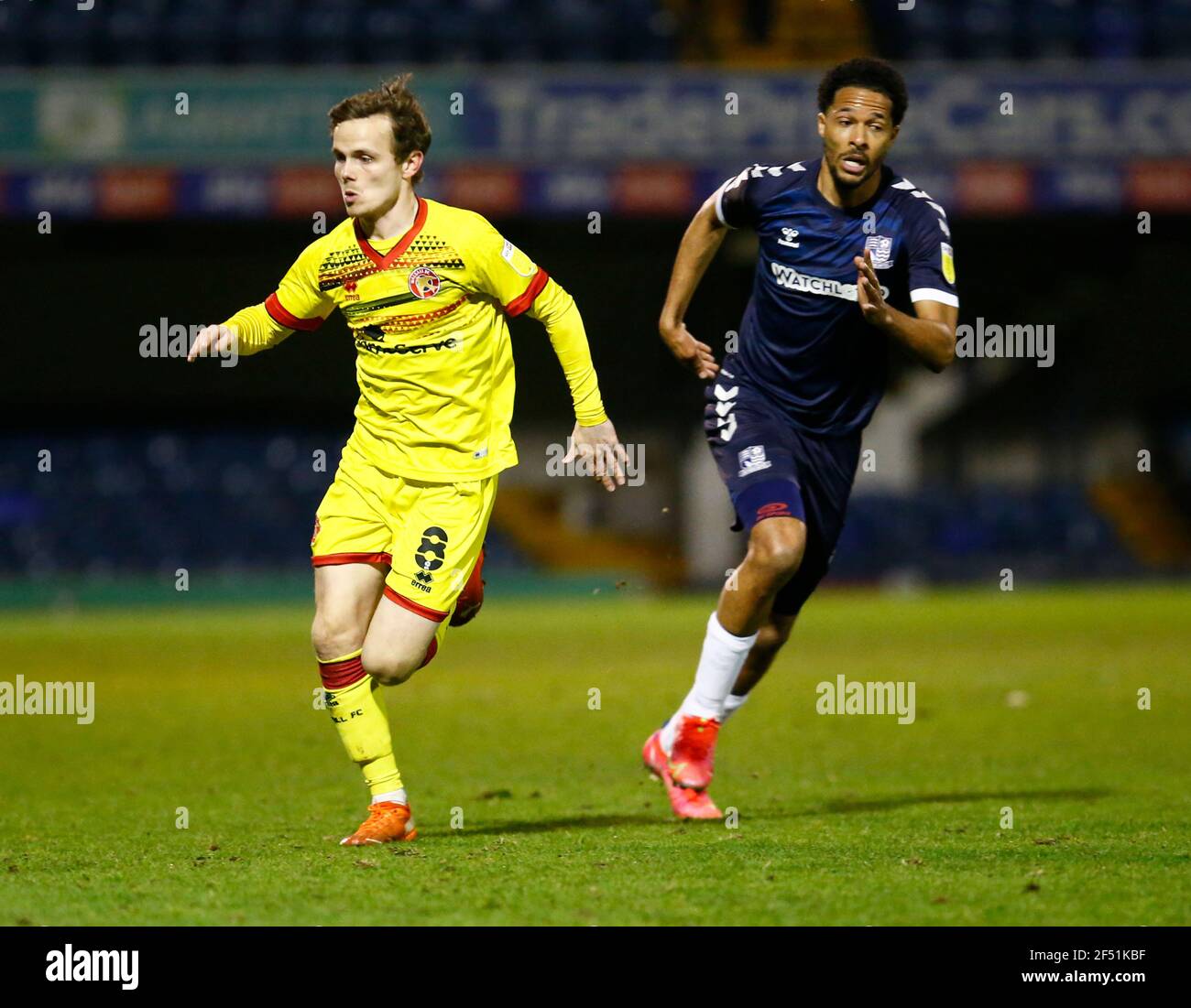 Southend, Regno Unito. 23 marzo 2021. SOUTHEND, ENGLAND - FMARCH 23: L-R Timotee Dieng di Southend United e Liam Kinsella di Wallsall durante la Sky Bet League due tra Southend United e Walsall al Roots Hall Stadium, Southend, UK il 23 marzo 2021 Credit: Action Foto Sport/Alamy Live News Foto Stock