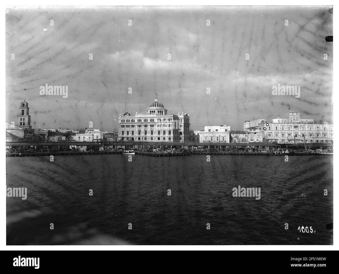 L'Avana, Cuba. Vista sulla città con l'edificio del mercato azionario e l'entrata del porto. Vista da un piroscafo passeggeri in alto mare dell'Hapag Foto Stock