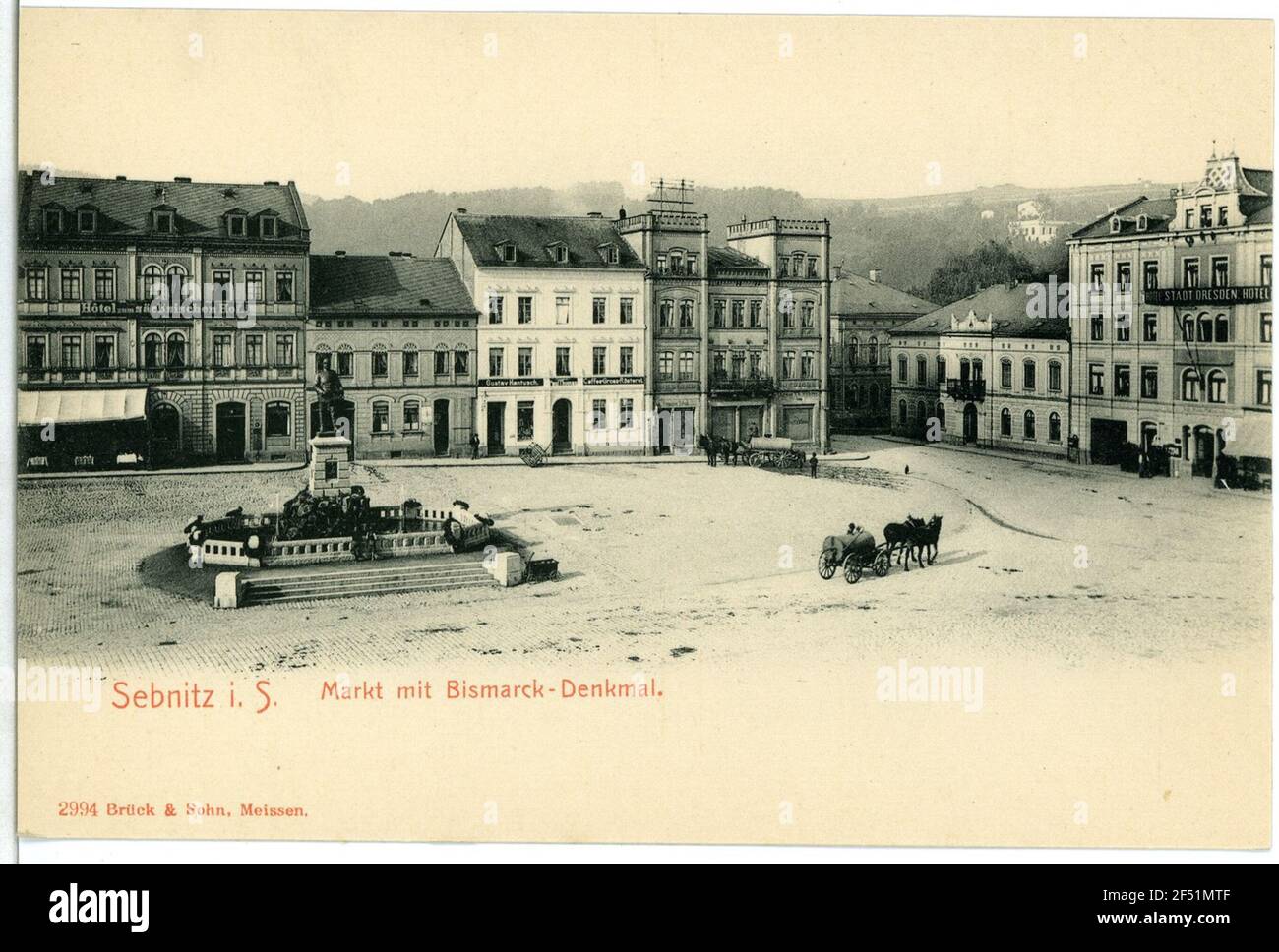 Mercato con Bismarckdenkmal e cavalli fili Sebnitz. Mercato con monumento Bismarck e cavi a cavallo Foto Stock