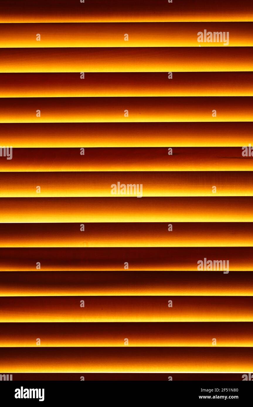 Tende di legno nella finestra. Tende da finestra in legno naturale. Modello con linee orizzontali in legno. Tende in ingrandimento. Foto Stock