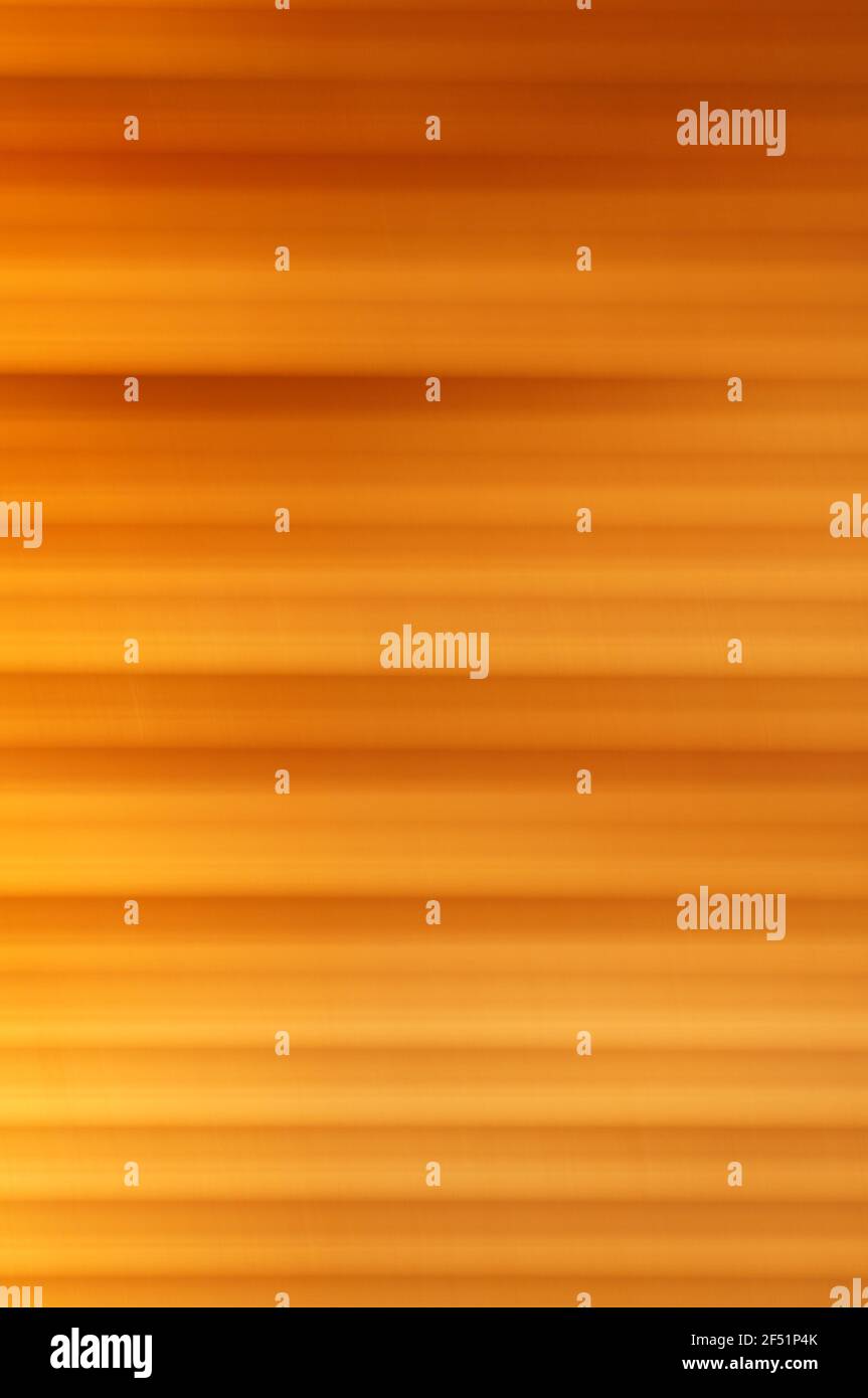 Tende di legno nella finestra. Tende da finestra in legno naturale. Modello con linee orizzontali in legno. Tende in ingrandimento. Foto Stock