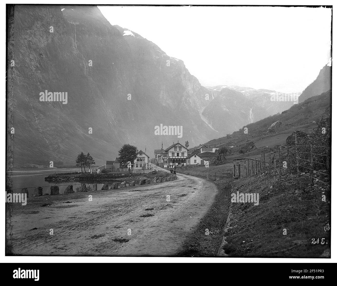Posizione con Hotel Viking alla fine del Naeroyfjord Con vista montabile al Naeroytal Foto Stock