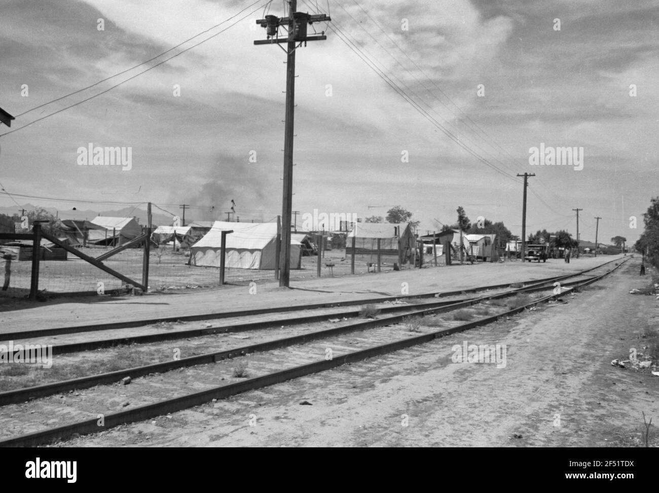 Tende utilizzate per abitazioni vicino alle piste ferroviarie di Phoenix, Arizona - Maggio 1940 Foto Stock
