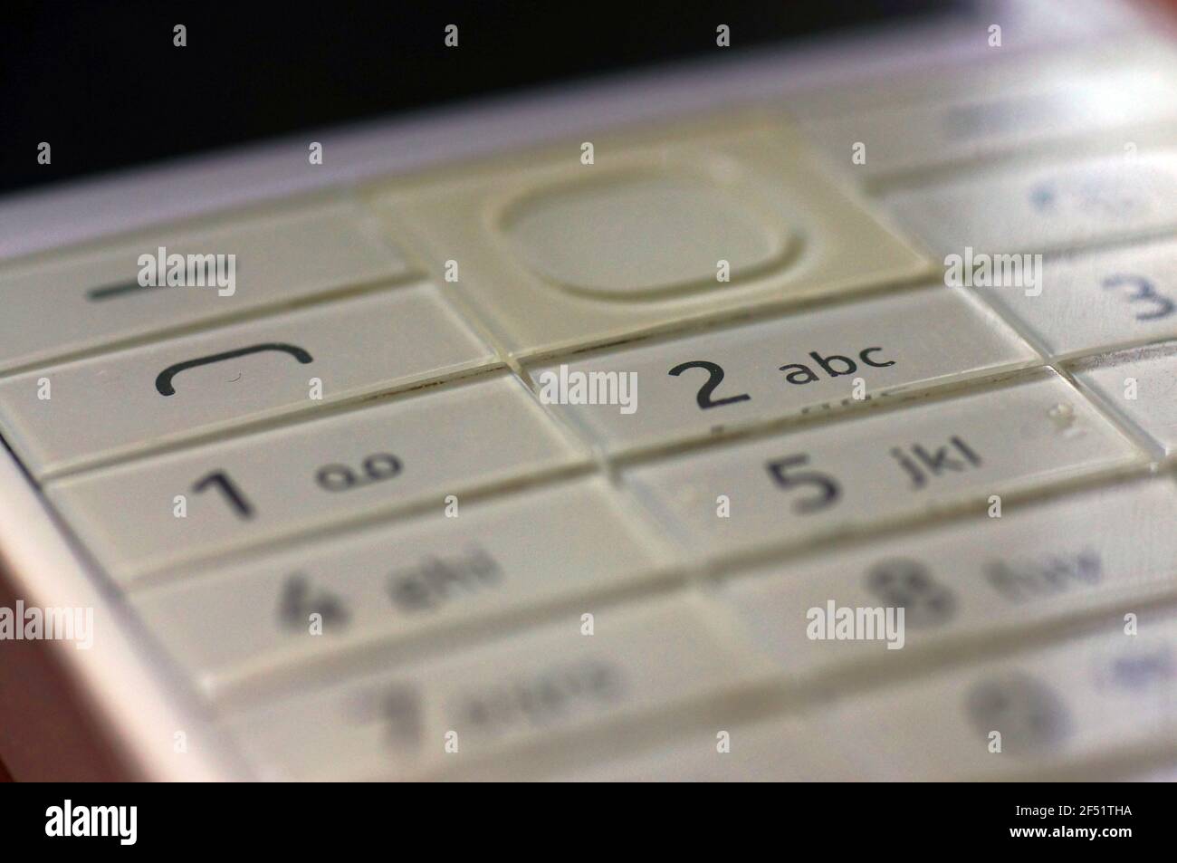 Tastiera bianca del telefono - vecchia generazione. Tasto bianco luminoso  con numeri. Tastierino per la digitazione dei messaggi. Vecchio telefono  cellulare Foto stock - Alamy