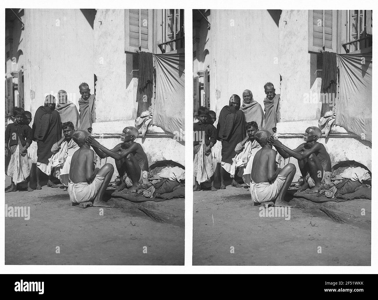 India. Road barbier con un cliente, ci sono altri uomini Foto Stock