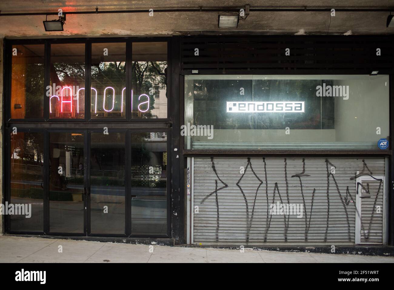 São PAULO, SP - 23.03.2021: RESTAURANTE RAMONA FECHA DEVIDO à PANDEMIA - il ristorante Ramona chiude le sue porte a causa della pandemia. Nella foto, la facciata del ristorante, questo marzo 23, ad Av. São Luís, a São Paulo (Foto: Vincent Bosson/Fotoarena) Foto Stock