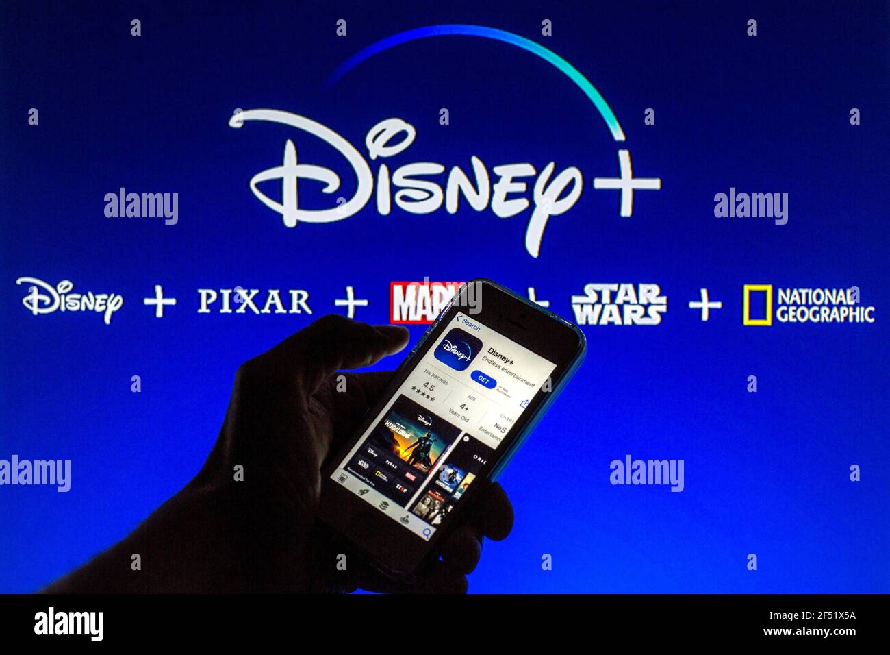 Spagna. 23 marzo 2021. In questa illustrazione fotografica, l'app Disney è visualizzata sullo schermo di uno smartphone in App Store con il logo Disney sullo sfondo. Credit: Thiago Prudencio/SOPA Images/ZUMA Wire/Alamy Live News Foto Stock