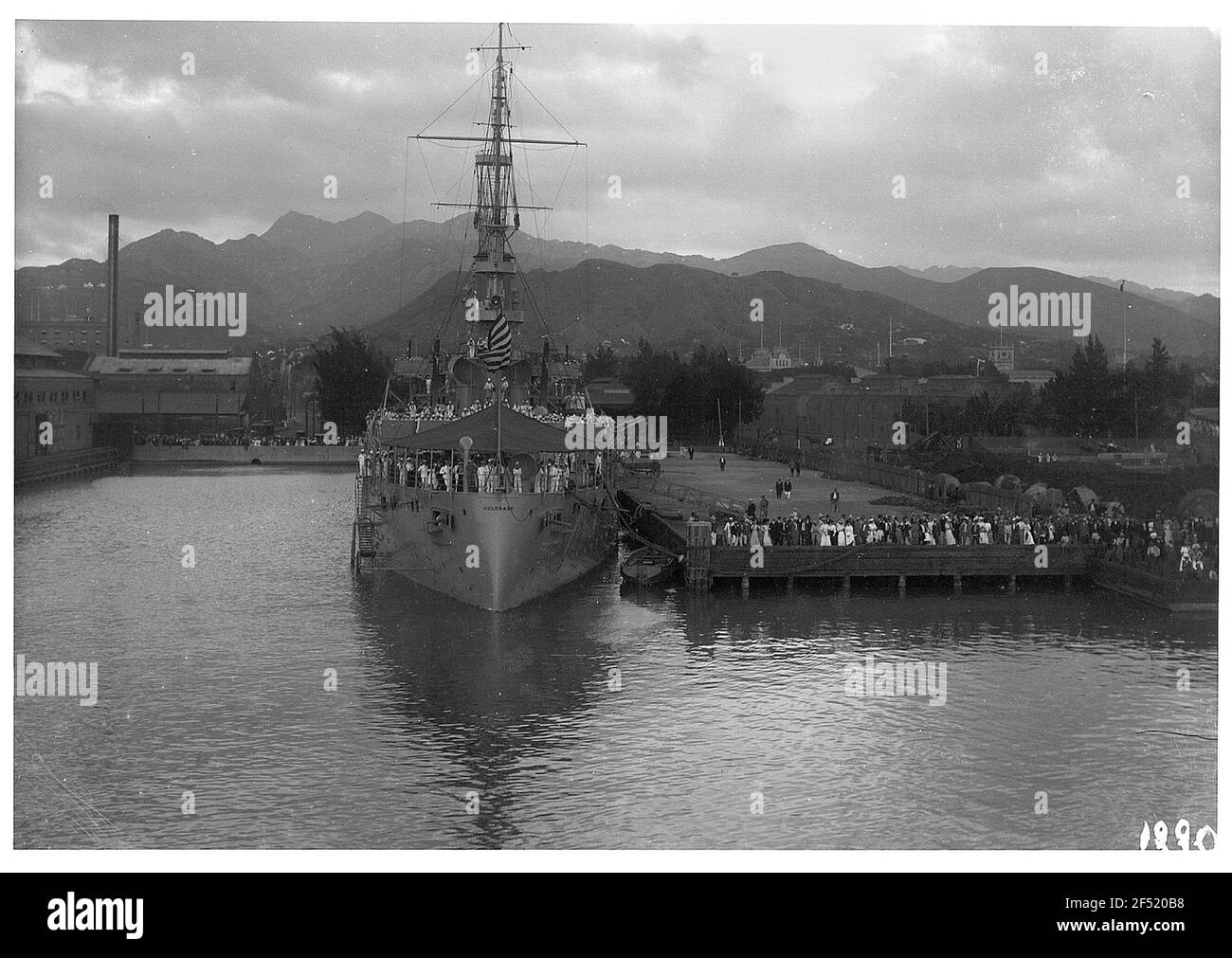 Honolulu (Hawaii). Nave da guerra americana 'Colorado' nel porto, presso la banchina sono i turisti in attesa (probabilmente all'arrivo del traghetto passeggeri in alto mare 'Cleveland') Foto Stock