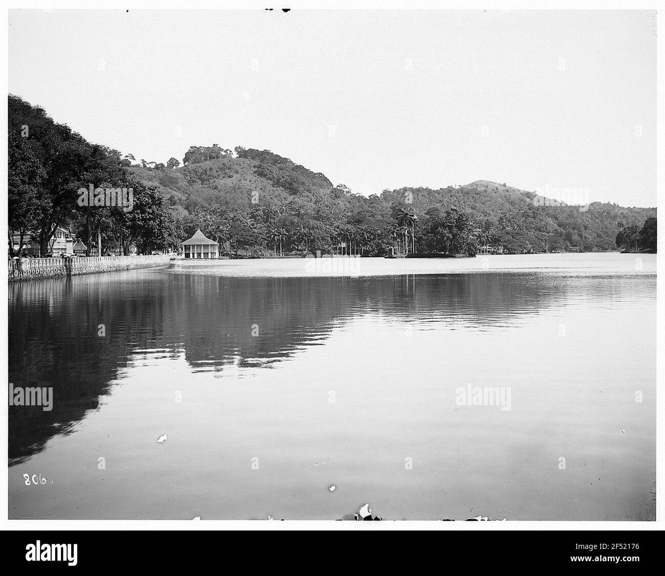 Kandy (Sri Lanka). Vista sul lago Kandy fino a un padiglione Foto Stock