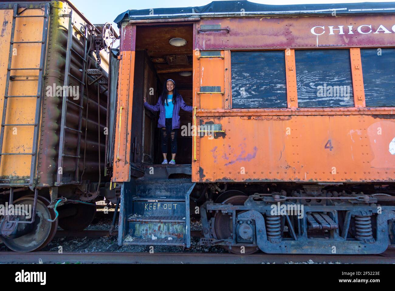 Una donna si trova all'ingresso di un'auto per passeggeri della Chicago South Shore e della South Bend Railroad presso l'Hoosier Valley Railroad Museum di N. Judson, Indiana. Foto Stock