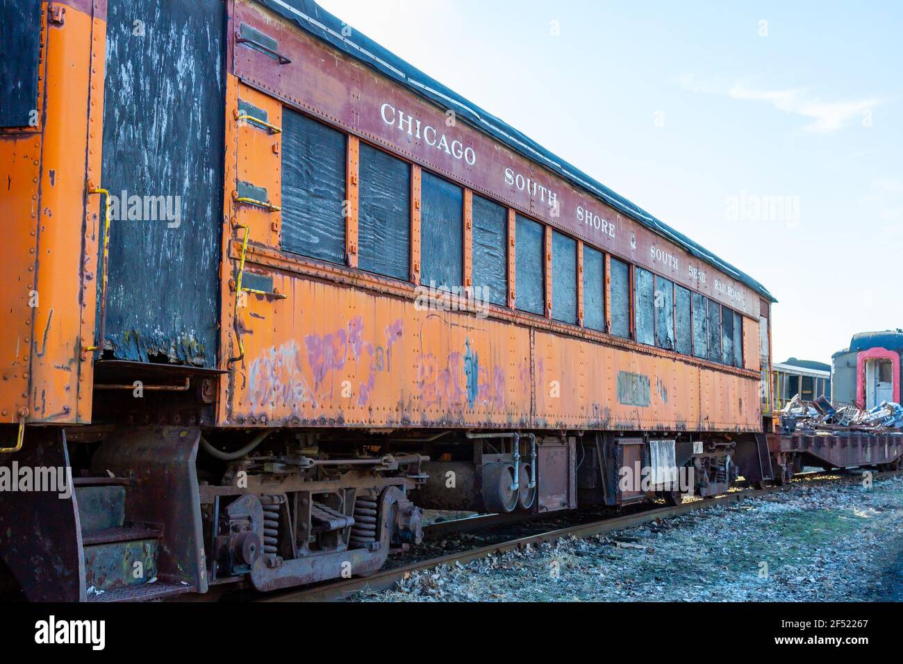 Un'auto d'epoca Chicago South Shore & South Bend Railroad si trova in mostra al museo ferroviario Hoosier Valley a North Judson, Indiana, USA. Foto Stock