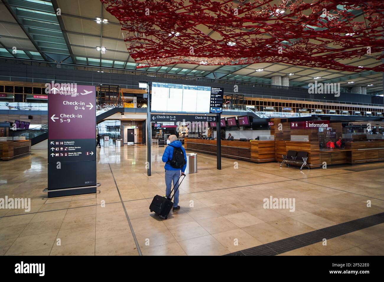 Berlino, Germania. 23 marzo 2021. Un passeggero è visto all'aeroporto di Berlino-Brandeburgo a Schoenefeld, Germania, 23 marzo 2021. La Germania estenderà il suo blocco COVID-19 almeno fino al 18 aprile con restrizioni ancora più severe durante le vacanze di Pasqua, la cancelliera Angela Merkel ha annunciato in una conferenza stampa nelle prime ore di martedì. Credit: Stefan Zeitz/Xinhua/Alamy Live News Foto Stock