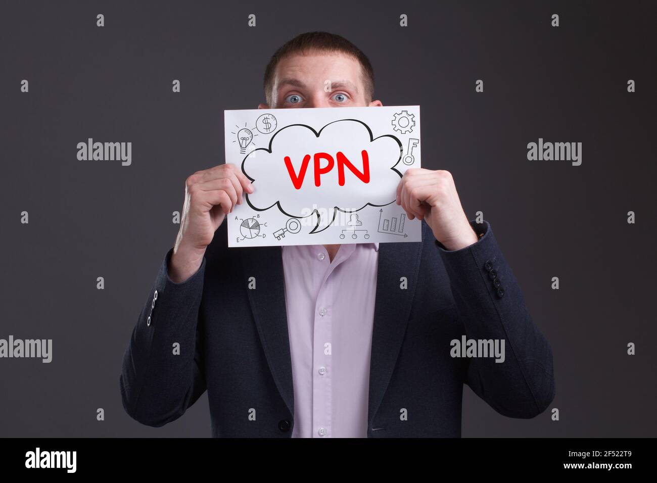 Business, tecnologia, Internet e concetto di rete. Il giovane uomo d'affari pensa ai passi per una crescita di successo: VPN Foto Stock