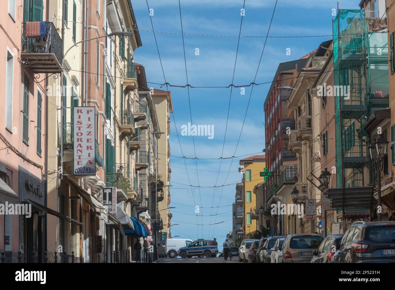 i cavi dell'autobus nel centro della città. Ventimiglia, Italia Foto Stock