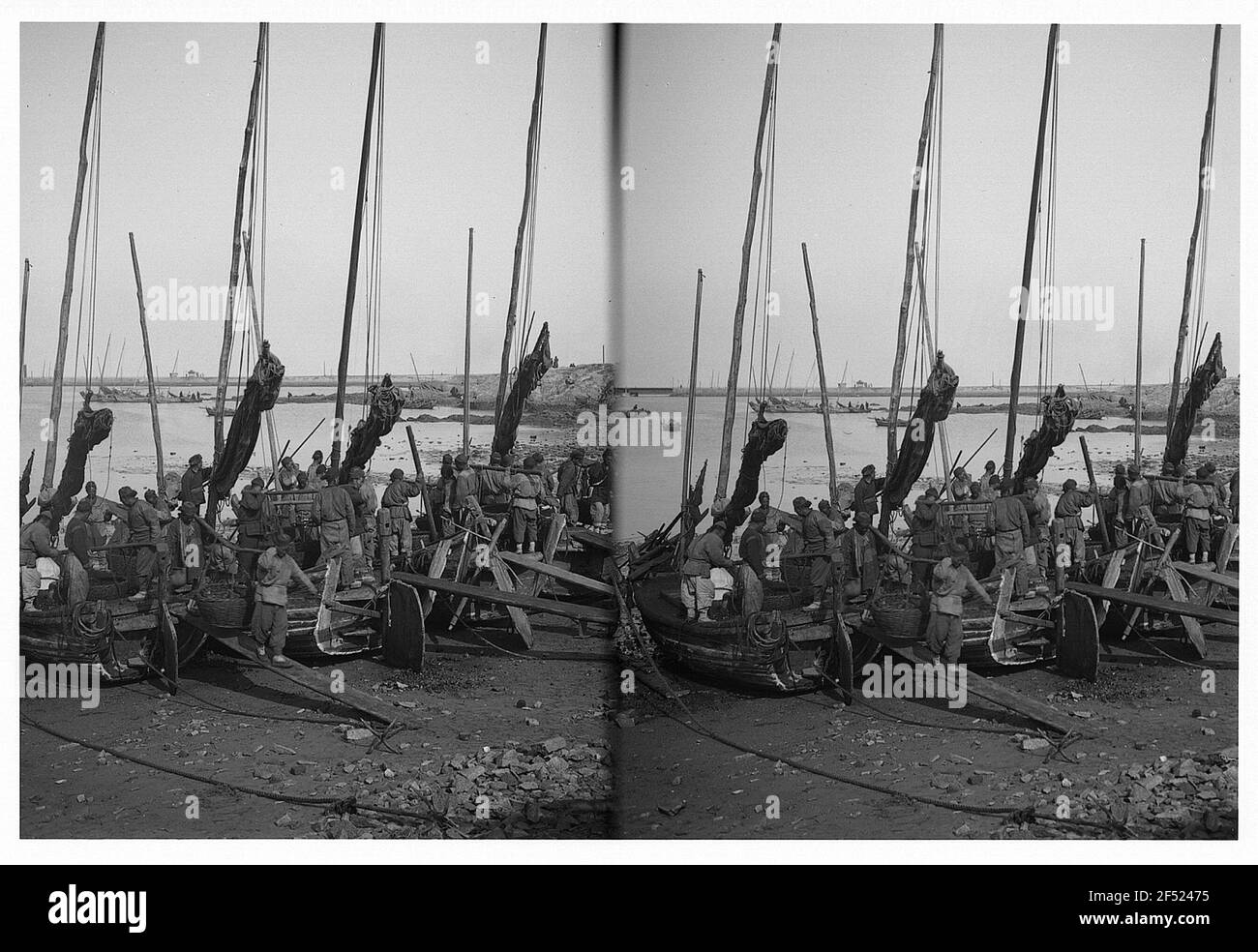 Tsingtau / Cina: Quando si scarica carbone. Lavoratori nel porto quando si scarica carbone da barche a vela Foto Stock