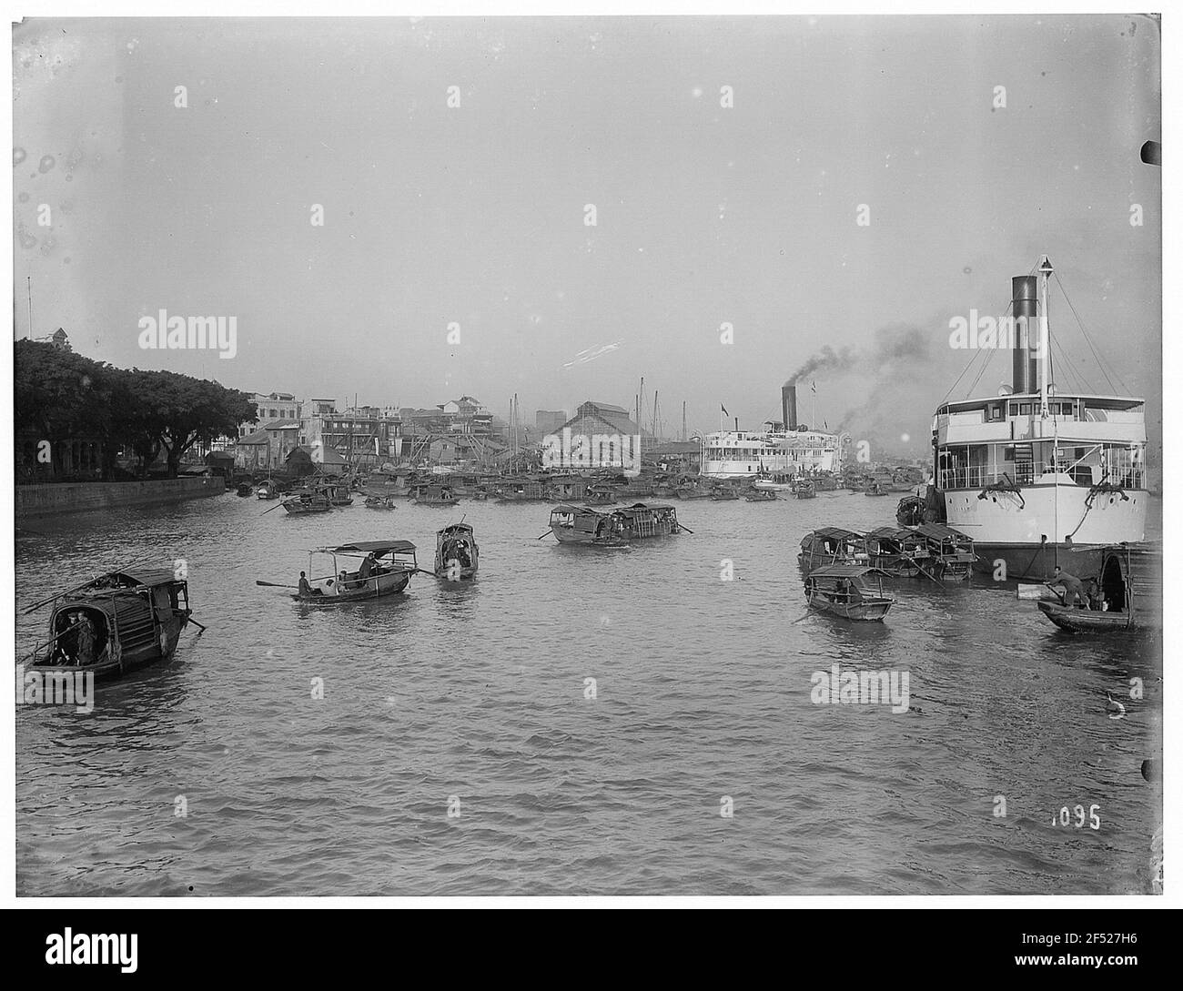 Canton (Guangzhou), Cina. Pearl River con due passeggeri a vapore e numerosi Junks contro il porto Foto Stock