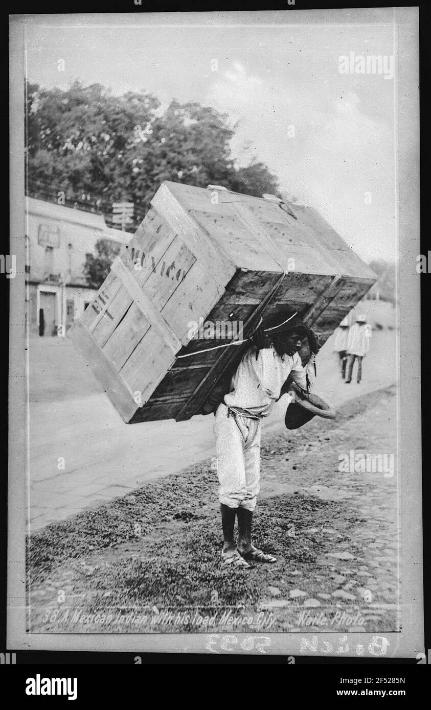 Il peso del povero uomo a Mexiko Foto Stock