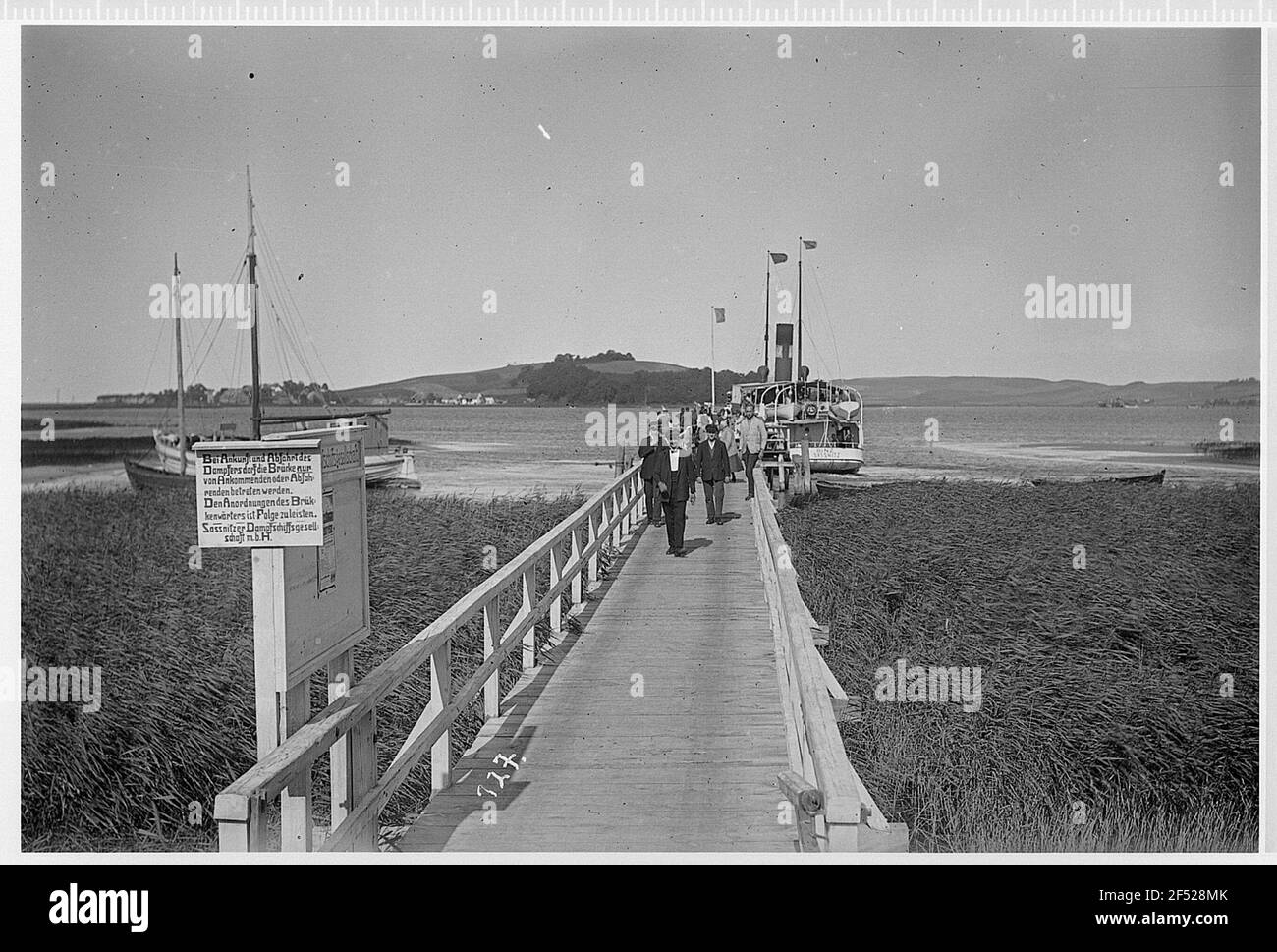 Thiessow. Passeggeri al molo del vaporetto Binz-Sassnitz am Zicker See Foto Stock