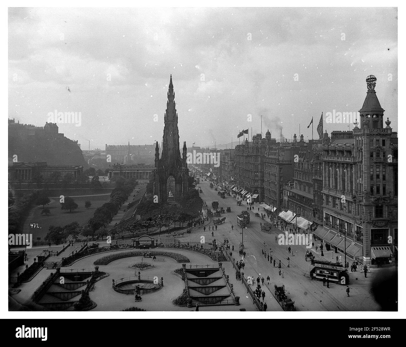 Edimburgo, Scozia. Vista su Prince's Street con Scotts Monument e Prince's Gardens Foto Stock