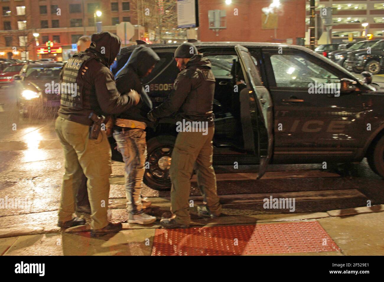 La polizia arresta un uomo nel centro di Detroit, Michigan, USA Foto Stock