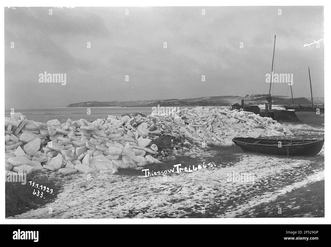 Thiessow (Rügen). Spiaggia con drift screen e barche Foto Stock