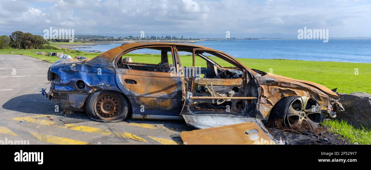 Auto abbandonata bruciata al beauty spot sulla spiaggia, Shellhport, NSW Australia Foto Stock