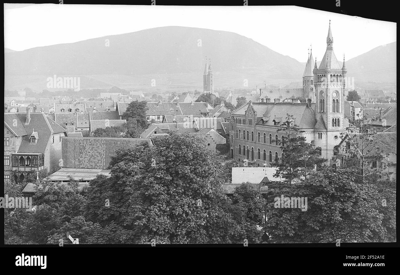 Goslar. Vista della città con l'ufficio postale edificio con torre a Rosentor Foto Stock