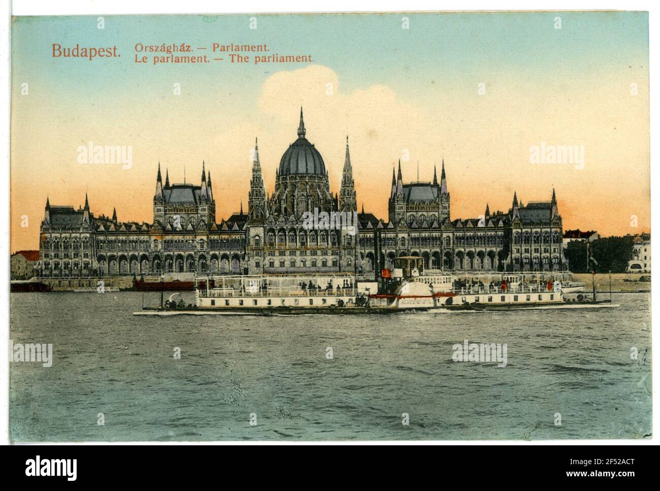 Parlamento con il Danubio e il vaporetto Hattyu Budapest. Parlamento europeo (1896). Donaufront Foto Stock