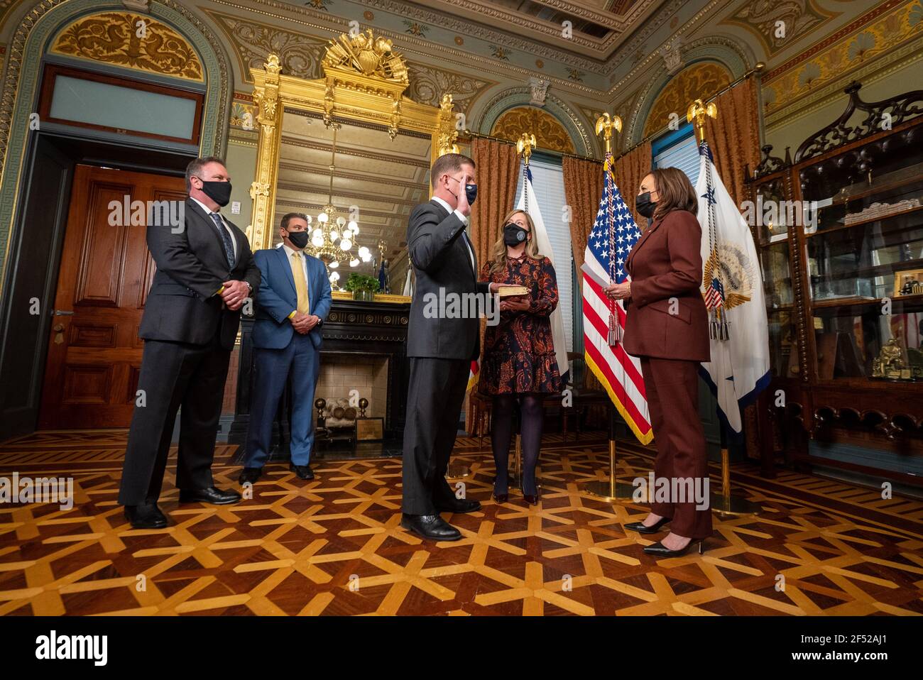 Il Vice Presidente degli Stati Uniti Kamala Harris giura a Marty Walsh come Segretario del lavoro mentre il suo partner Lorrie Higgins detiene la Bibbia nel Eisenhower Executive Office Building a Washington, Stati Uniti, 23 marzo 2021.Credit: Ken Cedeno/Pool via CNP | uso in tutto il mondo Foto Stock