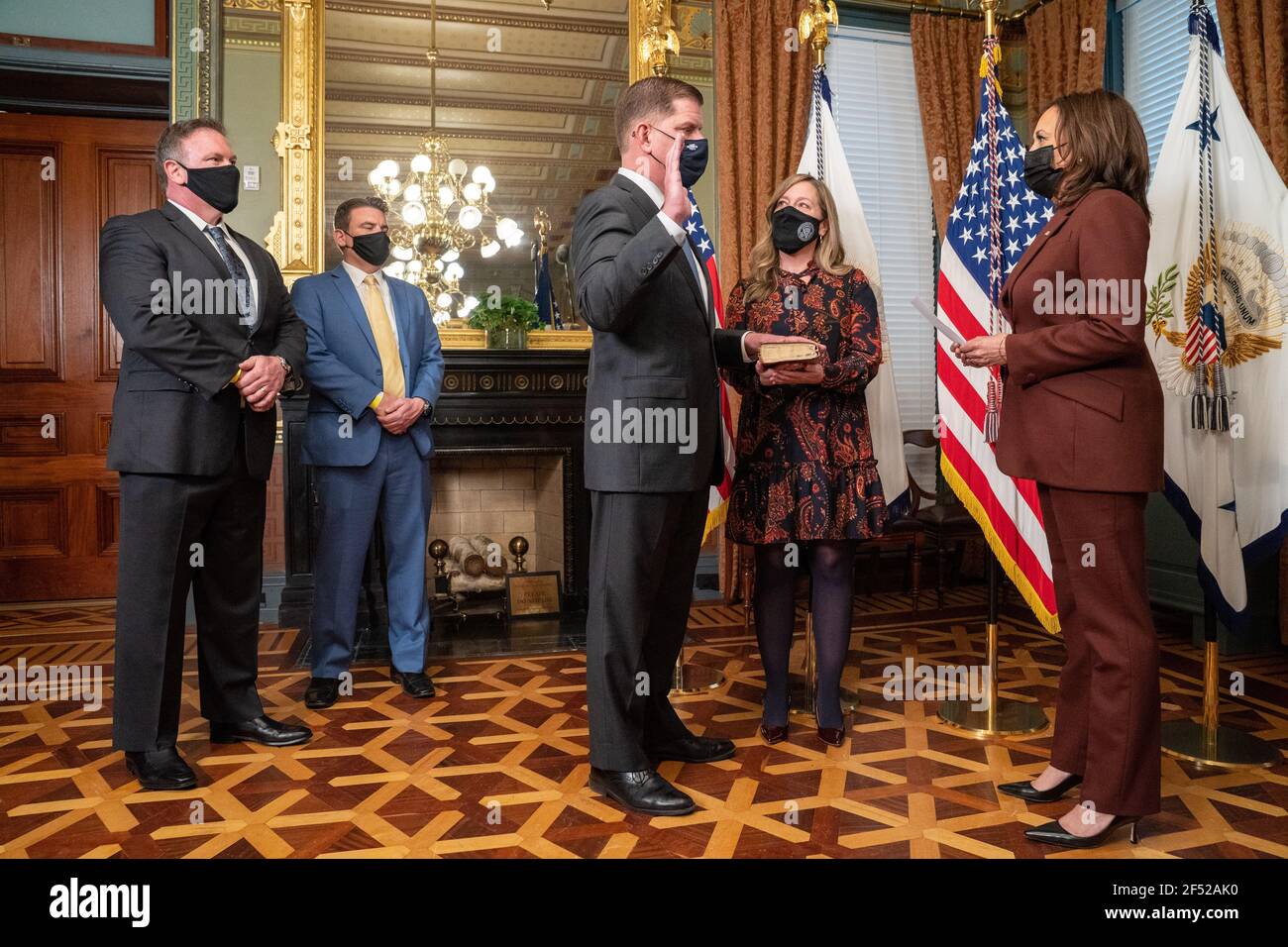 Il Vice Presidente degli Stati Uniti Kamala Harris giura a Marty Walsh come Segretario del lavoro, mentre il suo partner Lorrie Higgins detiene la Bibbia nel Eisenhower Executive Office Building a Washington, Stati Uniti, 23 marzo 2021. Credit: Ken Cedeno/Pool via CNP | utilizzo in tutto il mondo Foto Stock