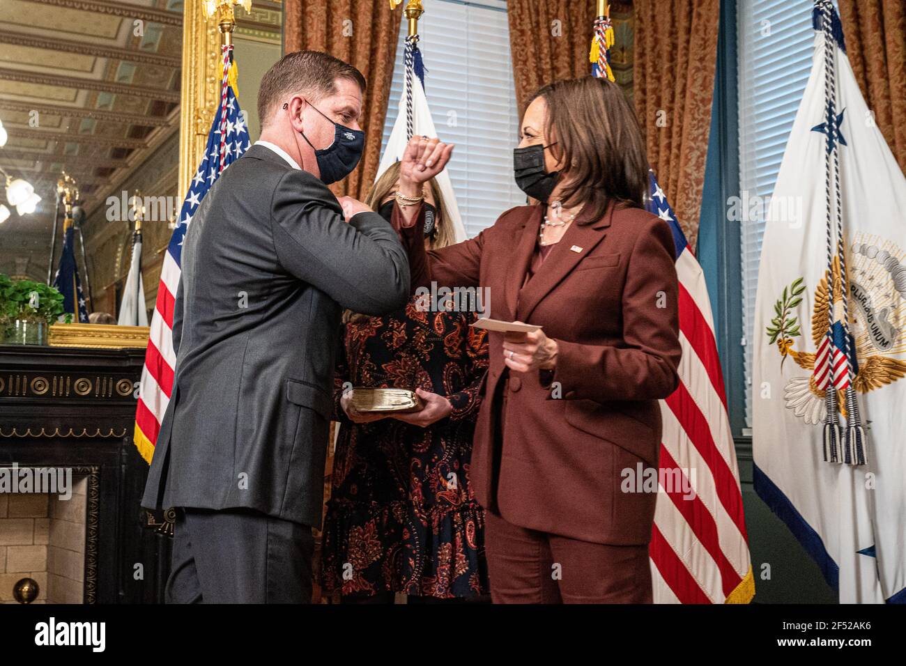 Il Vice Presidente degli Stati Uniti Kamala Harris si congratula con Marty Walsh come Segretario del lavoro dopo averlo giurato, nell'Eisenhower Executive Office Building di Washington, Stati Uniti, il 23 marzo 2021. Credit: Ken Cedeno/Pool via CNP | utilizzo in tutto il mondo Foto Stock